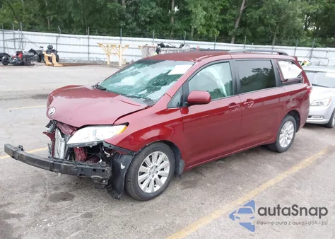 2015 Toyota Sienna Le 7 Passenger z USA, uszkodzony, nr VIN 5TDJK3DC1FS121548